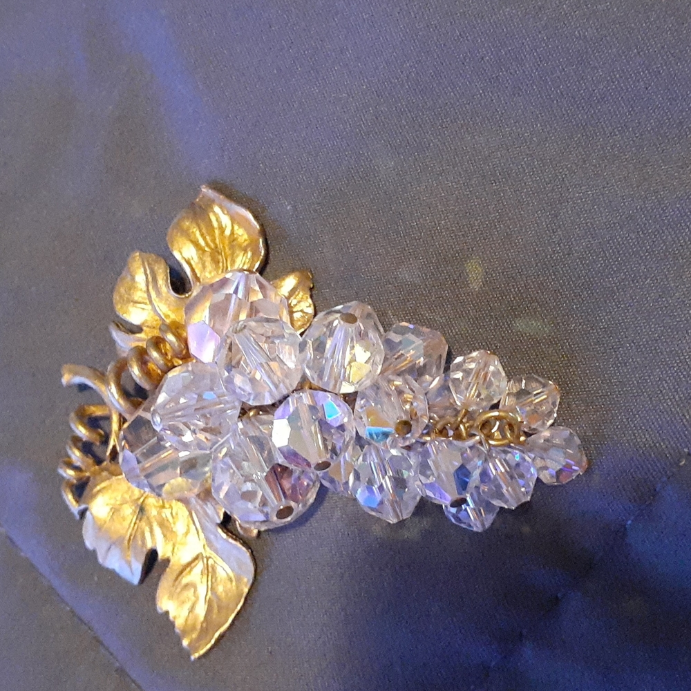 Gold Plated Leaf with Grapes (Brooch) Clear grapes stones with gold plated leaf.